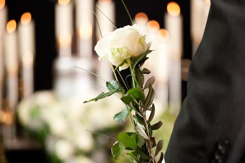 Funesmar, Servicios Funerarios persona con rosa blanca